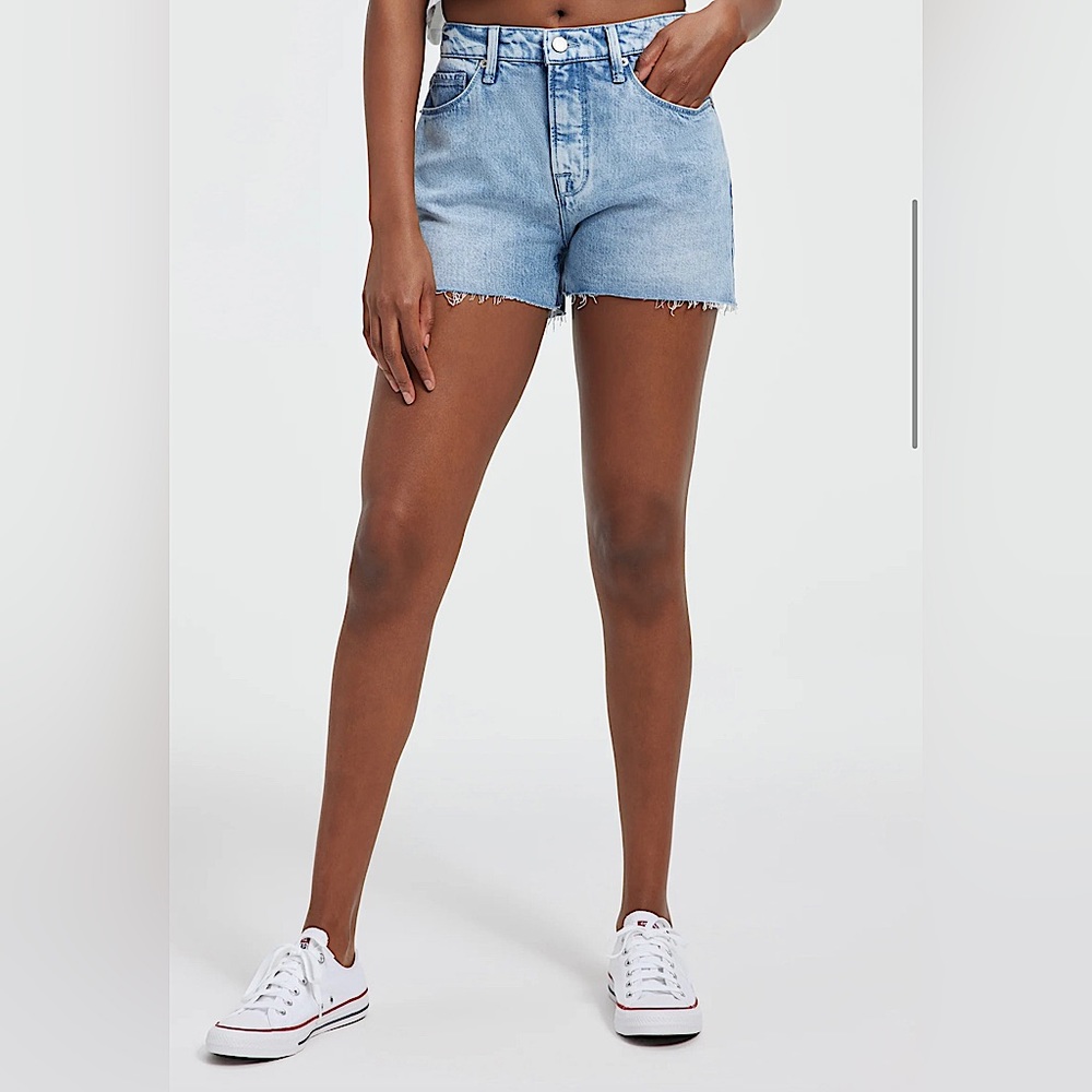 NWT GOOD '90s WEIGHTLESS SHORTS
Color: INDIGO396
Size: 6